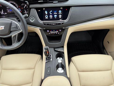 Used 2017 Cadillac XT5 FWD image 16