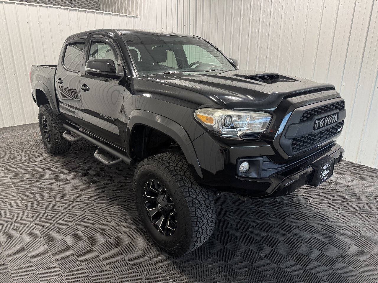 Used 2017 Toyota Tacoma TRD Sport w/ Tow Package AWD/4WD image 2