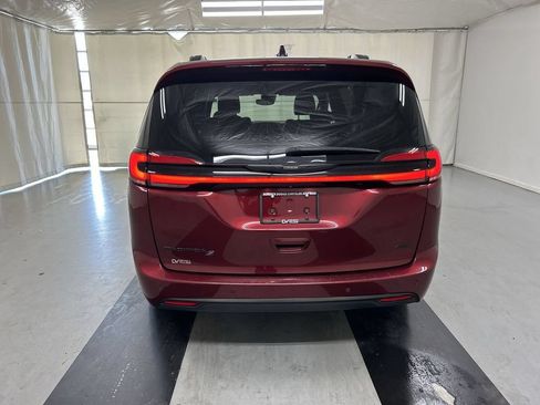 Used 2023 Chrysler Pacifica Touring-L w/ Uconnect Theater Family Group AWD/4WD image 22