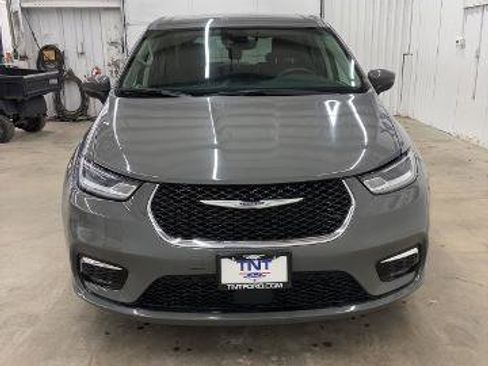 Used 2023 Chrysler Pacifica Touring-L image 3