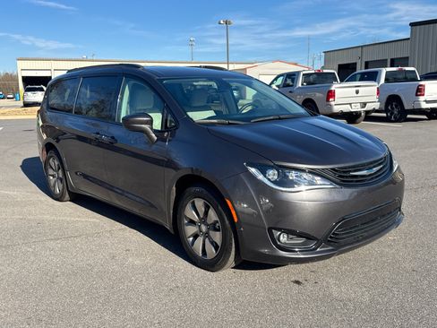 Used 2018 Chrysler Pacifica Touring-L image 3
