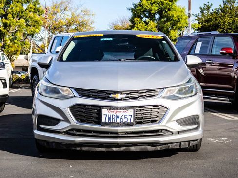 Used 2017 Chevrolet Cruze LT image 2