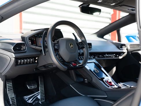 Used 2021 Lamborghini Huracan EVO RWD image 17