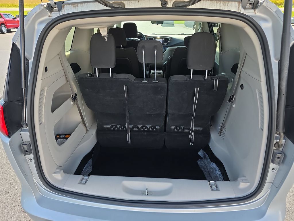 Used 2023 Chrysler Voyager LX FWD image 9