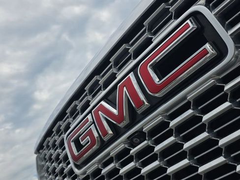 Used 2022 GMC Yukon XL Denali image 9