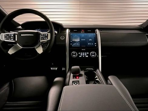 Certified 2025 Land Rover Discovery Dynamic SE AWD/4WD image 17