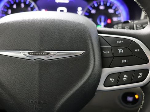 Used 2024 Chrysler Pacifica Touring-L AWD/4WD image 29