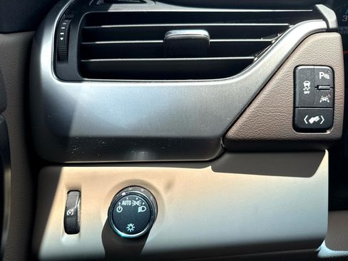 Used 2020 Chevrolet Suburban LT image 32