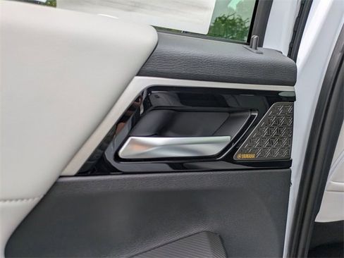 New 2025 Mitsubishi Outlander SE image 27