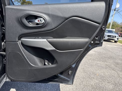 Used 2018 Jeep Cherokee Latitude Plus w/ Comfort/Convenience Group FWD image 29