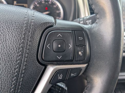 Used 2019 Toyota Highlander SE FWD image 31