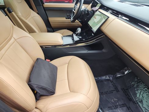 Used 2025 Land Rover Range Rover Sport SE image 3
