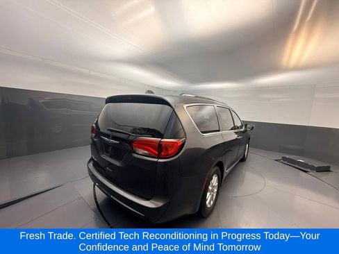 Used 2020 Chrysler Pacifica Touring-L FWD image 4