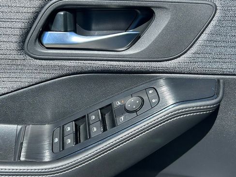 Used 2023 Nissan Rogue SV image 30