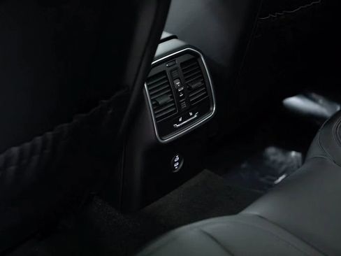 Certified 2025 Porsche Macan image 28