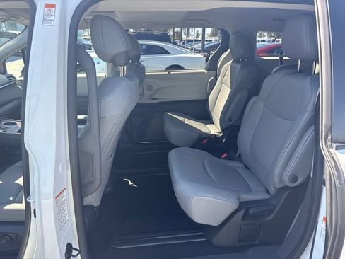 Used 2023 Toyota Sienna XLE FWD image 19