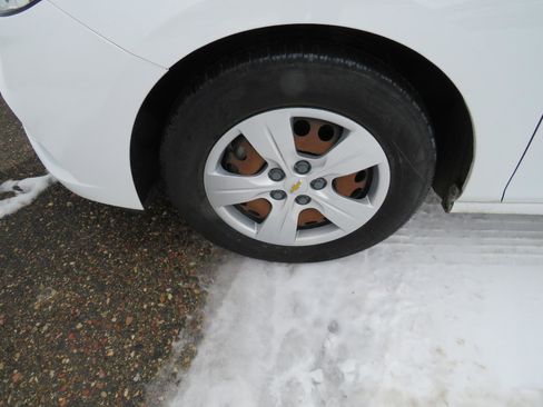 Used 2018 Chevrolet Cruze LS image 2