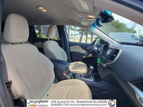 Used 2017 Jeep Cherokee Latitude w/ Safety/Convenience Group FWD image 27