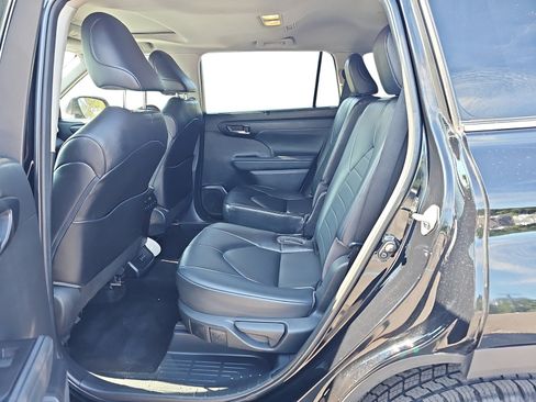 Used 2023 Toyota Highlander XLE AWD/4WD image 11