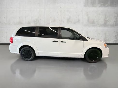 Used 2019 Dodge Grand Caravan SE image 4