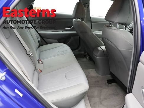 Used 2023 Hyundai Elantra SE w/ Preferred Accessory Package FWD image 23