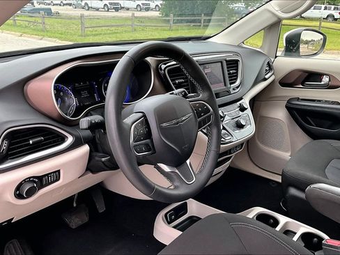 Used 2023 Chrysler Voyager LX FWD image 12