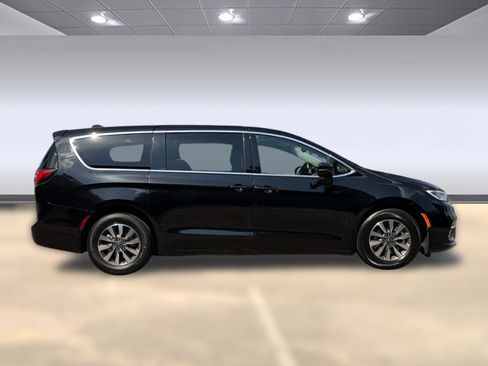 Used 2024 Chrysler Pacifica Touring-L FWD image 8