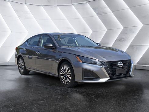 Used 2025 Nissan Altima 2.5 SV FWD image 1