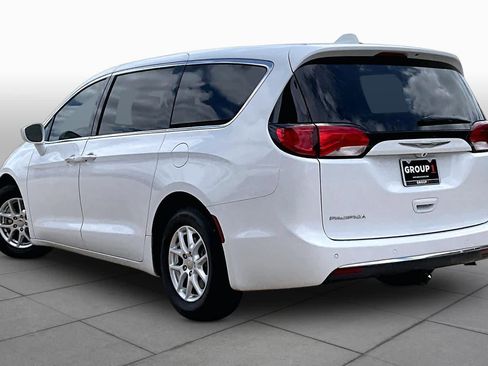 Used 2020 Chrysler Pacifica Touring FWD image 11