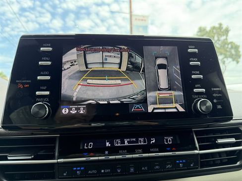 Used 2021 Toyota Sienna Platinum FWD image 11