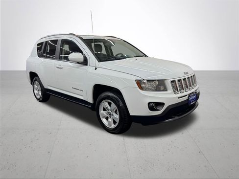 Used 2017 Jeep Compass Latitude FWD image 9