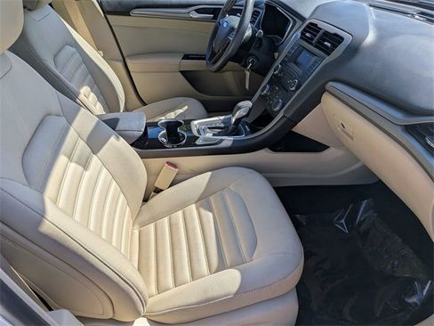 Used 2014 Ford Fusion SE image 25