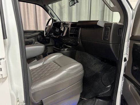 Used 2023 GMC Savana 2500 RWD image 8