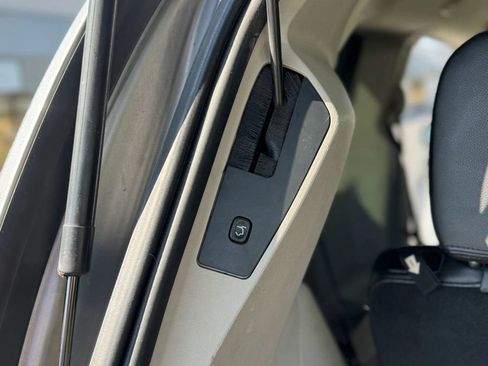 Used 2013 Chrysler Town & Country Touring image 14