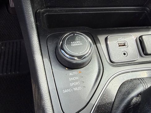 Used 2019 Jeep Cherokee Overland w/ Technology Group image 29