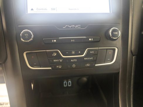 Used 2019 Ford Fusion SE w/ Equipment Group 151A FWD image 28