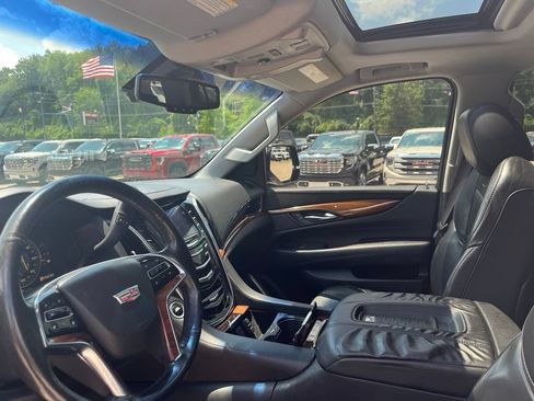 Used 2015 Cadillac Escalade Luxury AWD/4WD image 18