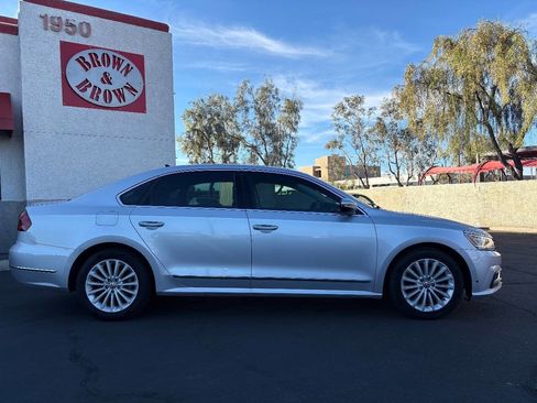 Used 2017 Volkswagen Passat 1.8T SE w/ SE Lighting Package image 8