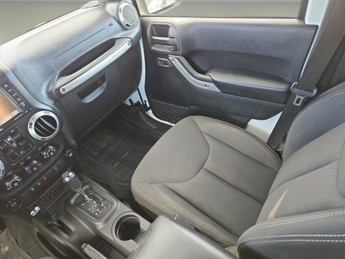 Used 2017 Jeep Wrangler Unlimited Sahara w/ Connectivity Group image 15