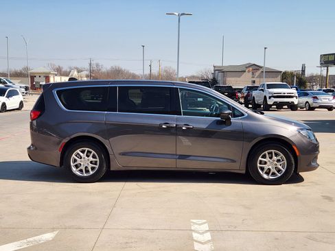 Used 2023 Chrysler Voyager LX image 7