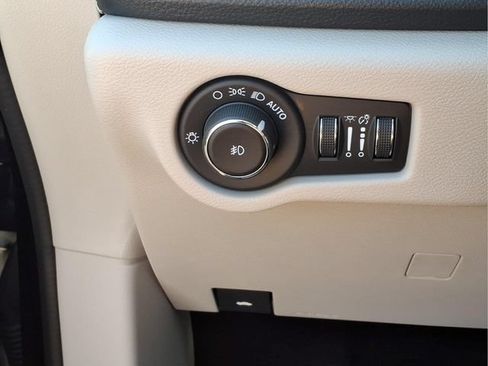 Used 2024 Chrysler Pacifica Limited FWD image 15