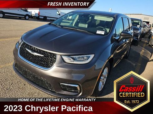 Used 2023 Chrysler Pacifica Touring-L image 1