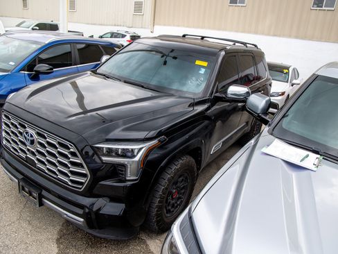 Used 2023 Toyota Sequoia Capstone image 3