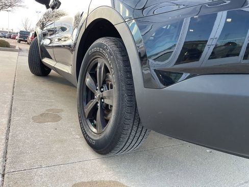 Used 2023 Kia Sorento LX image 19