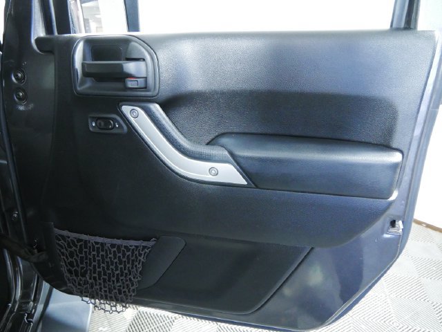 Used 2017 Jeep Wrangler Unlimited Sahara AWD/4WD image 11