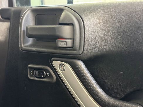 Used 2018 Jeep Wrangler Sahara AWD/4WD image 18
