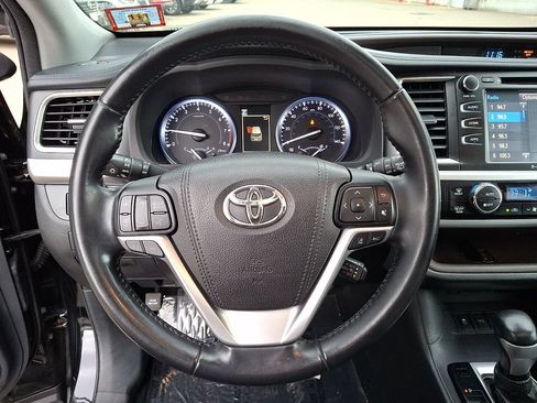 Used 2018 Toyota Highlander XLE AWD/4WD image 19