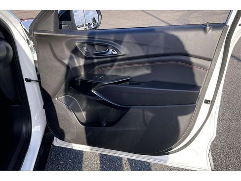 Used 2025 Chevrolet Trax RS w/ Sunroof Package image 26