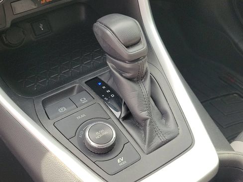 Used 2021 Toyota RAV4 XLE AWD/4WD image 27