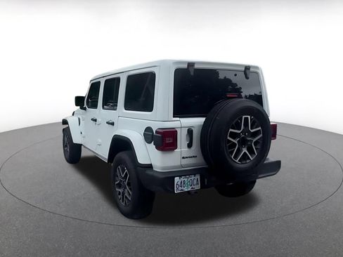 Used 2025 Jeep Wrangler Unlimited Sahara AWD/4WD image 10